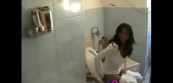  Hot Euro Brunette Giving BJ In Toilet حار اليورو امرأة سمراء إعطاء بج في مرحاض